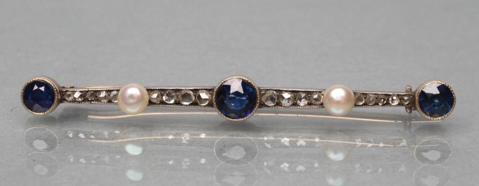 A SAPPHIRE AND DIAMOND BAR BROOCH Image