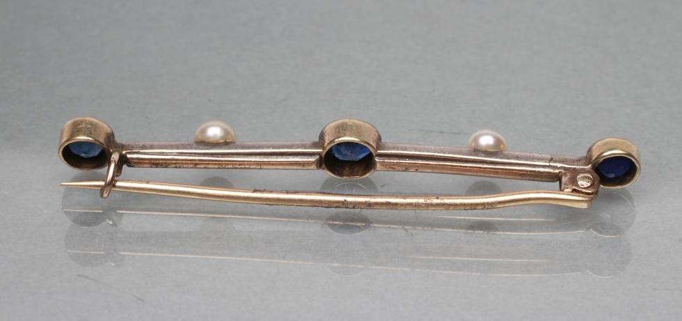 A SAPPHIRE AND DIAMOND BAR BROOCH Image
