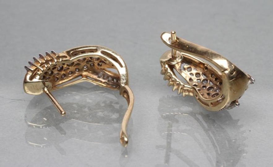 A PAIR OF DIAMOND EARRINGS Image