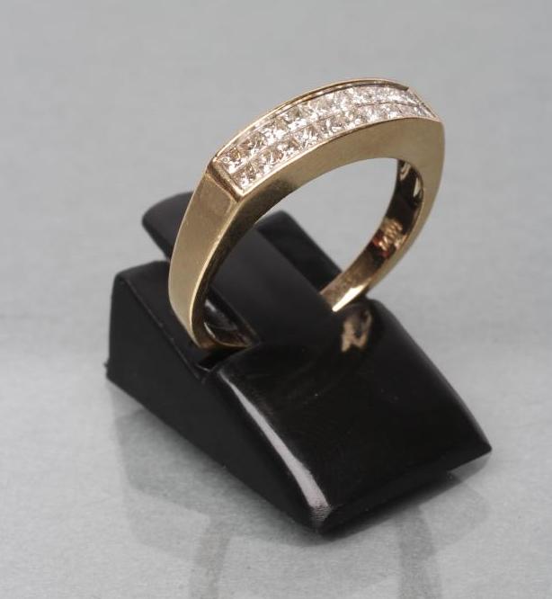 A DIAMOND HALF HOOP ETERNITY RING Image