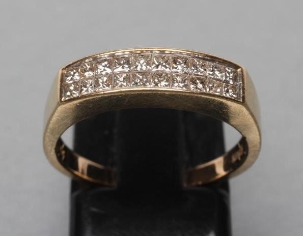 A DIAMOND HALF HOOP ETERNITY RING Image