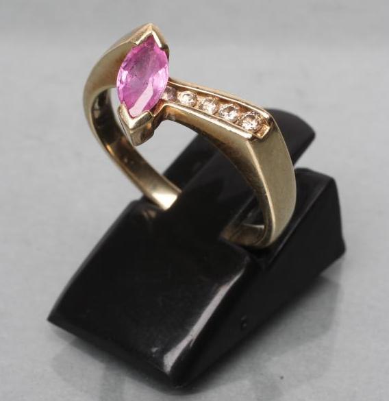 A PINK SAPPHIRE AND DIAMOND ANGULAR CROSSOVER RING Image