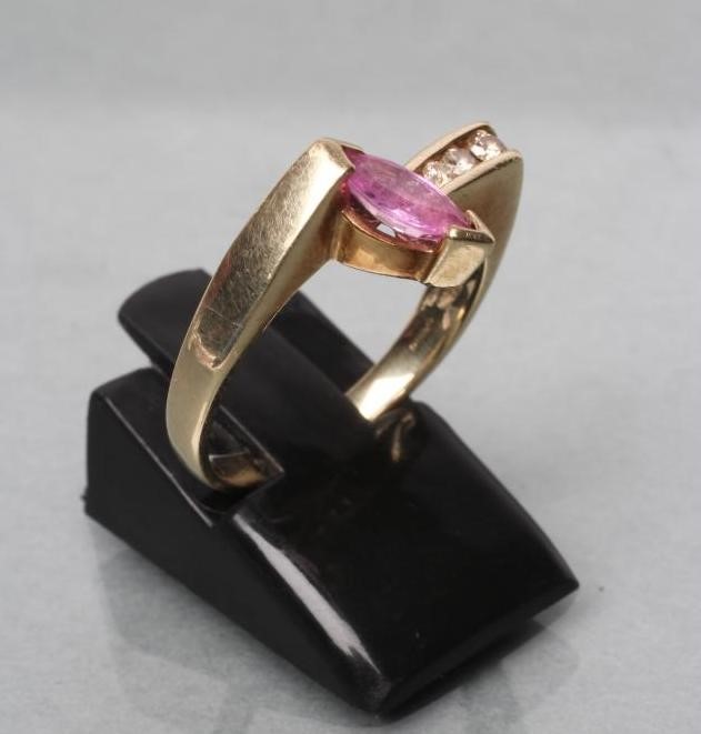 A PINK SAPPHIRE AND DIAMOND ANGULAR CROSSOVER RING Image