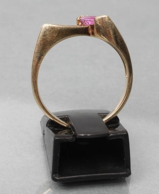 A PINK SAPPHIRE AND DIAMOND ANGULAR CROSSOVER RING Image