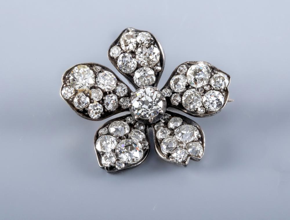 A LATE VICTORIAN DIAMOND FLOWERHEAD BROOCH Image