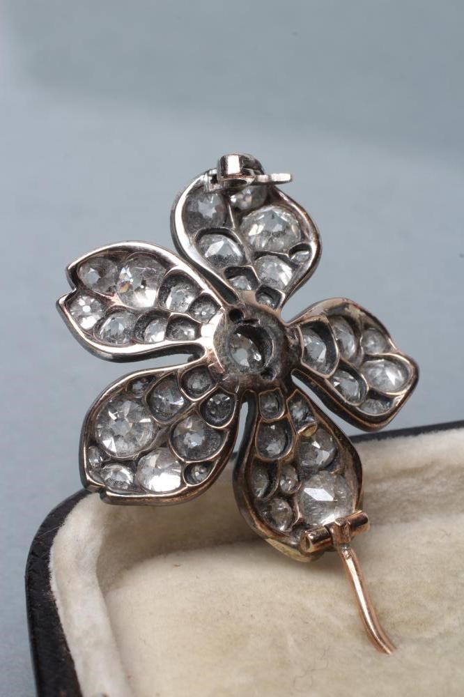 A LATE VICTORIAN DIAMOND FLOWERHEAD BROOCH Image
