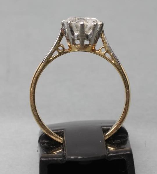 A SOLITAIRE DIAMOND RING Image