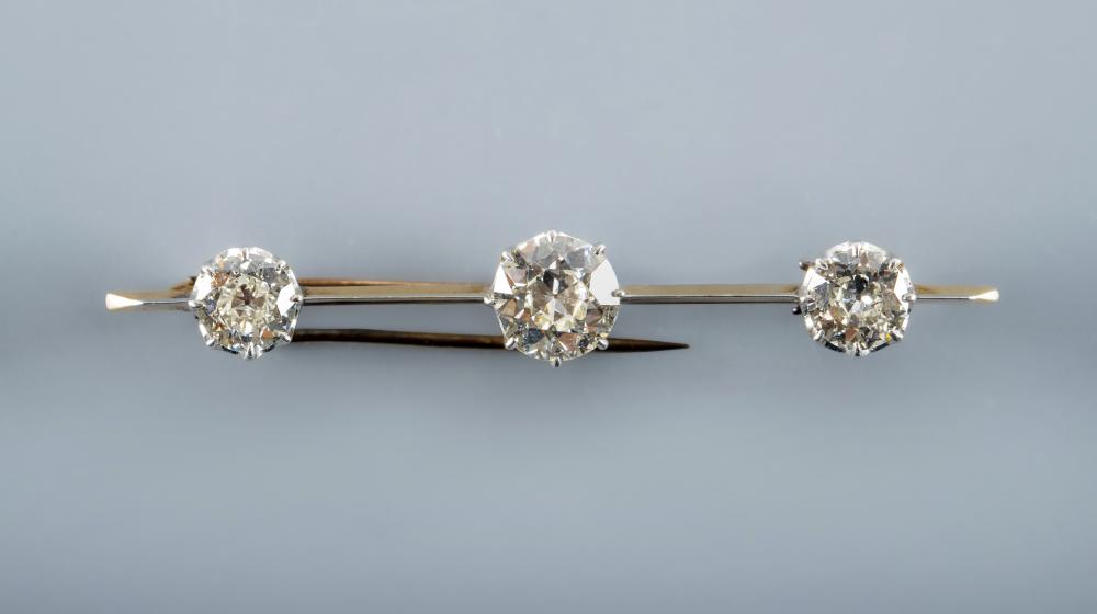 A DIAMOND BAR BROOCH Image