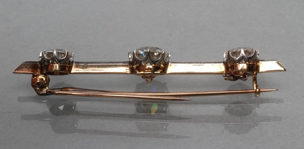 A DIAMOND BAR BROOCH Image