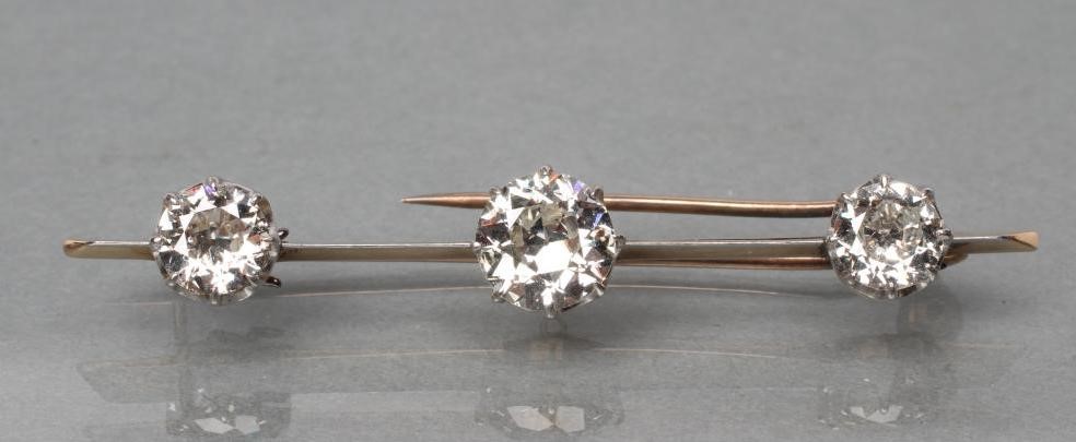 A DIAMOND BAR BROOCH Image