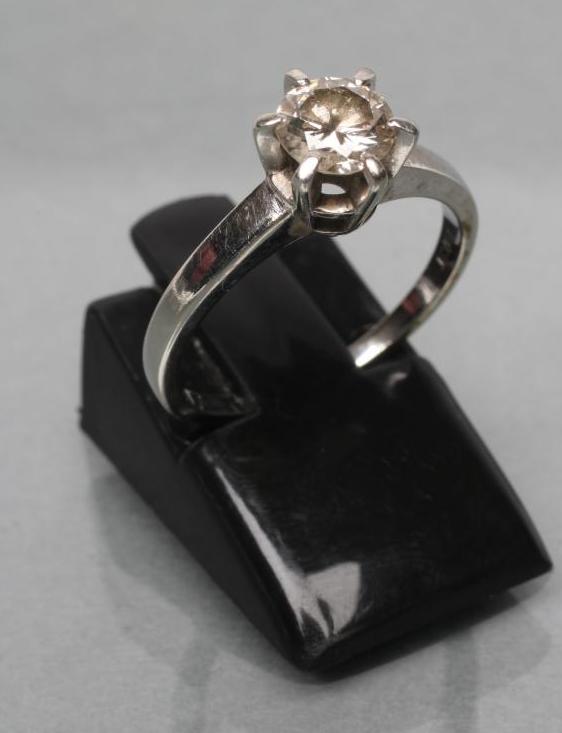 A SOLITAIRE DIAMOND RING Image