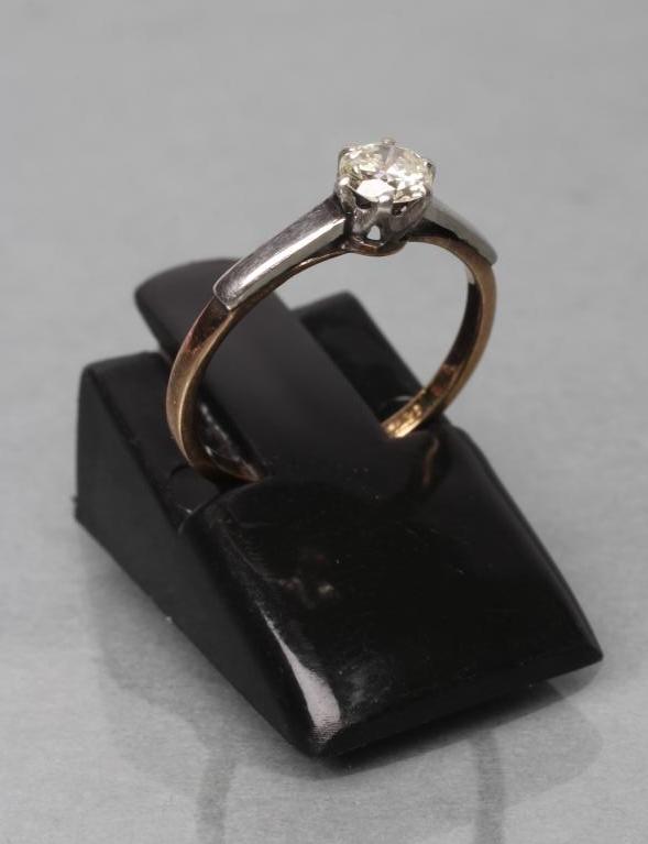 A SOLITAIRE DIAMOND RING Image