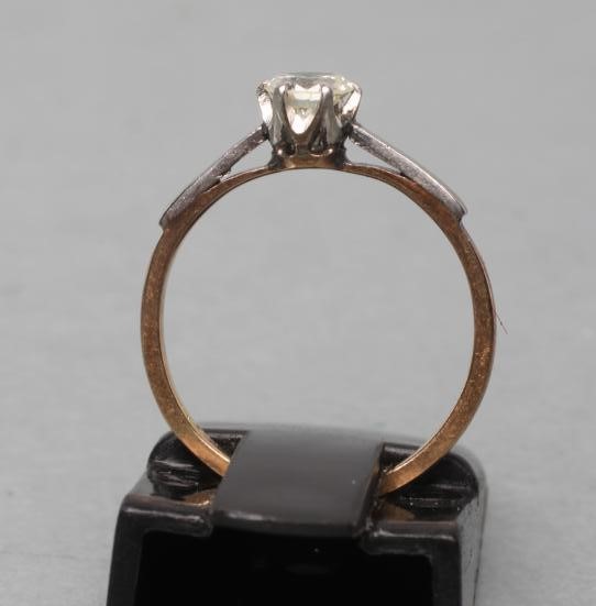 A SOLITAIRE DIAMOND RING Image
