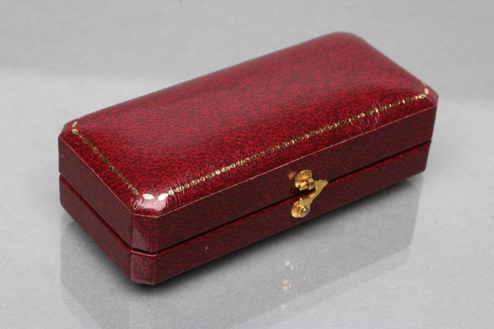 AN ART DECO SAPPHIRE AND DIAMOND BROOCH Image