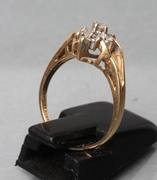 A DIAMOND CLUSTER RING Image