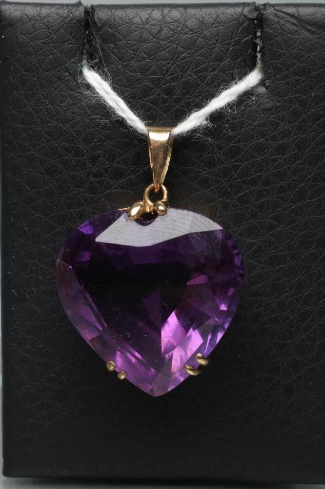AN AMETHYST HEART PENDANT in 9ct gold frame with plain bale (Est. plus 21% premium inc. VAT) Image