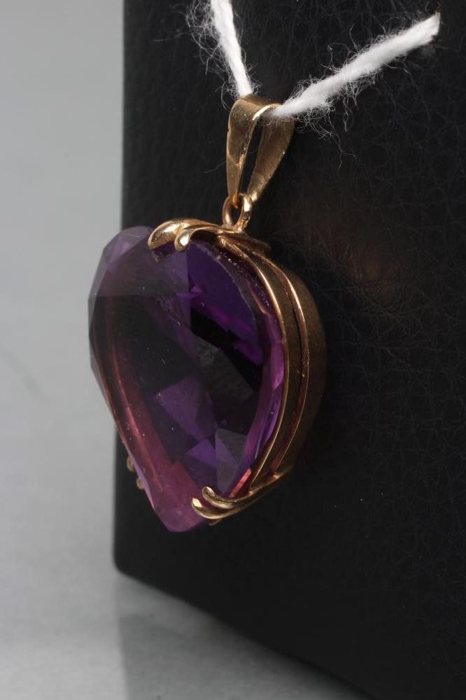 AN AMETHYST HEART PENDANT in 9ct gold frame with plain bale (Est. plus 21% premium inc. VAT) Image