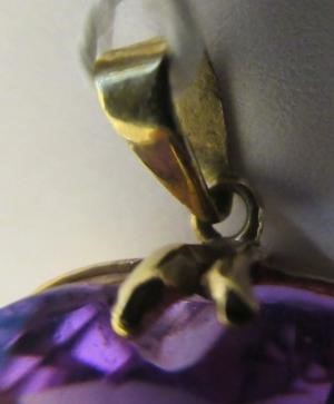 AN AMETHYST HEART PENDANT in 9ct gold frame with plain bale (Est. plus 21% premium inc. VAT) Image