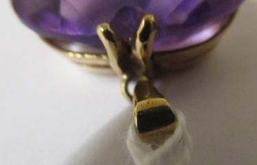 AN AMETHYST HEART PENDANT in 9ct gold frame with plain bale (Est. plus 21% premium inc. VAT) Image