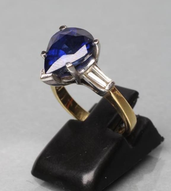 A SAPPHIRE DRESS RING Image