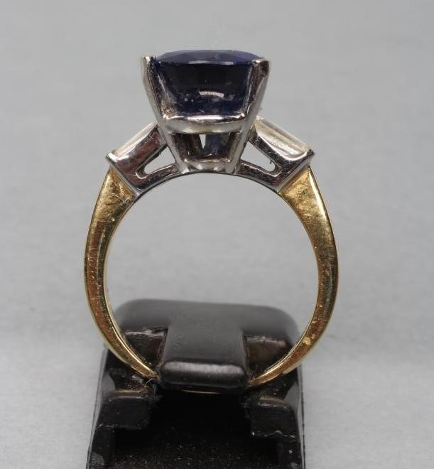 A SAPPHIRE DRESS RING Image