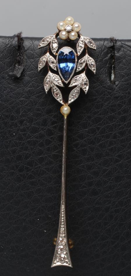 A SAPPHIRE AND DIAMOND ARROW BROOCH Image