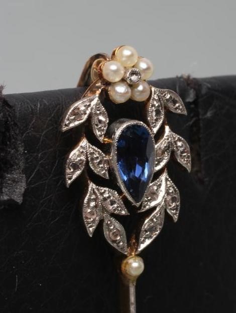 A SAPPHIRE AND DIAMOND ARROW BROOCH Image