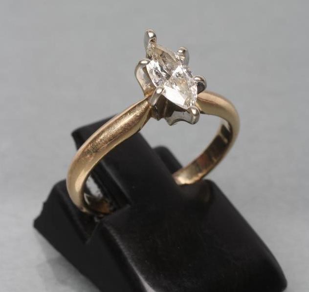 A SOLITAIRE DIAMOND RING Image