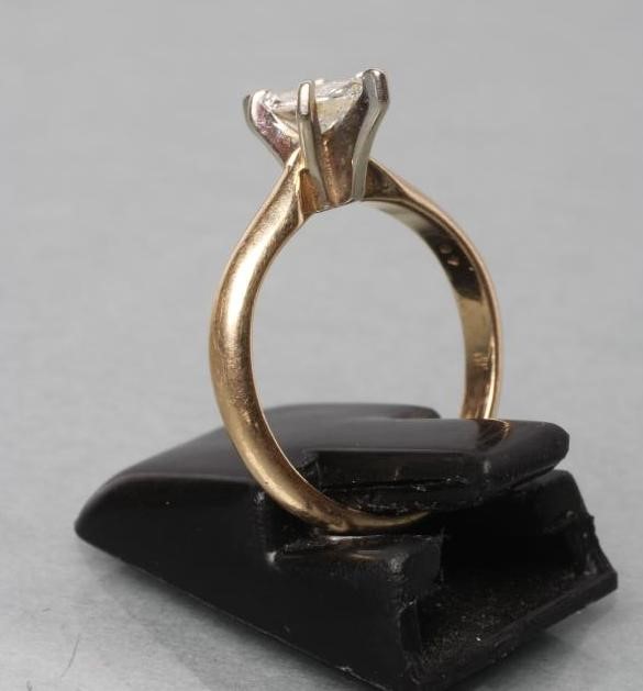 A SOLITAIRE DIAMOND RING Image