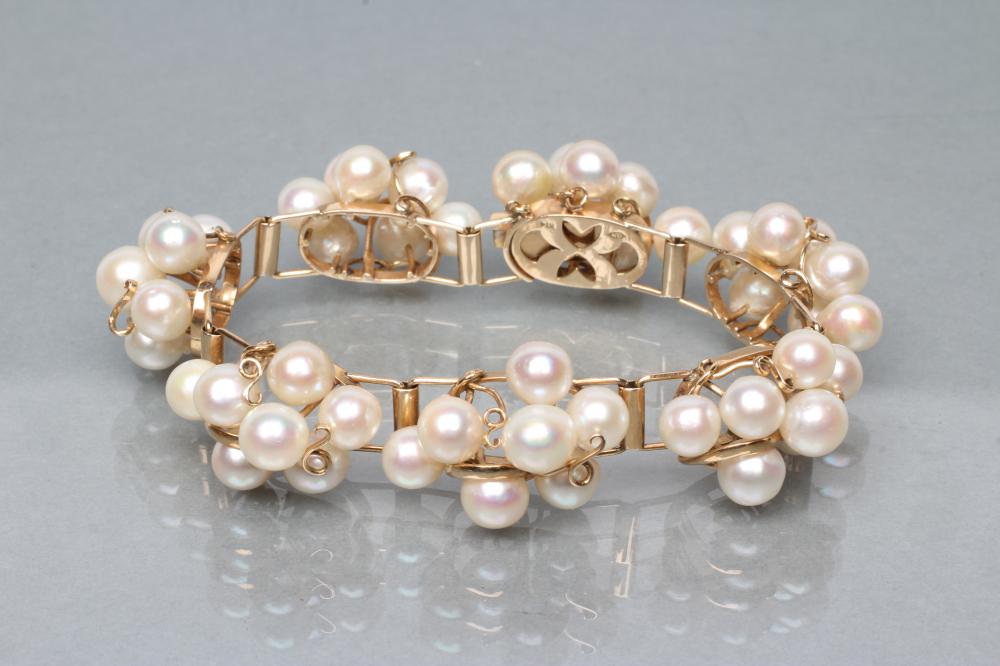 A MODERN CULTURED PEARL BRACELET Image