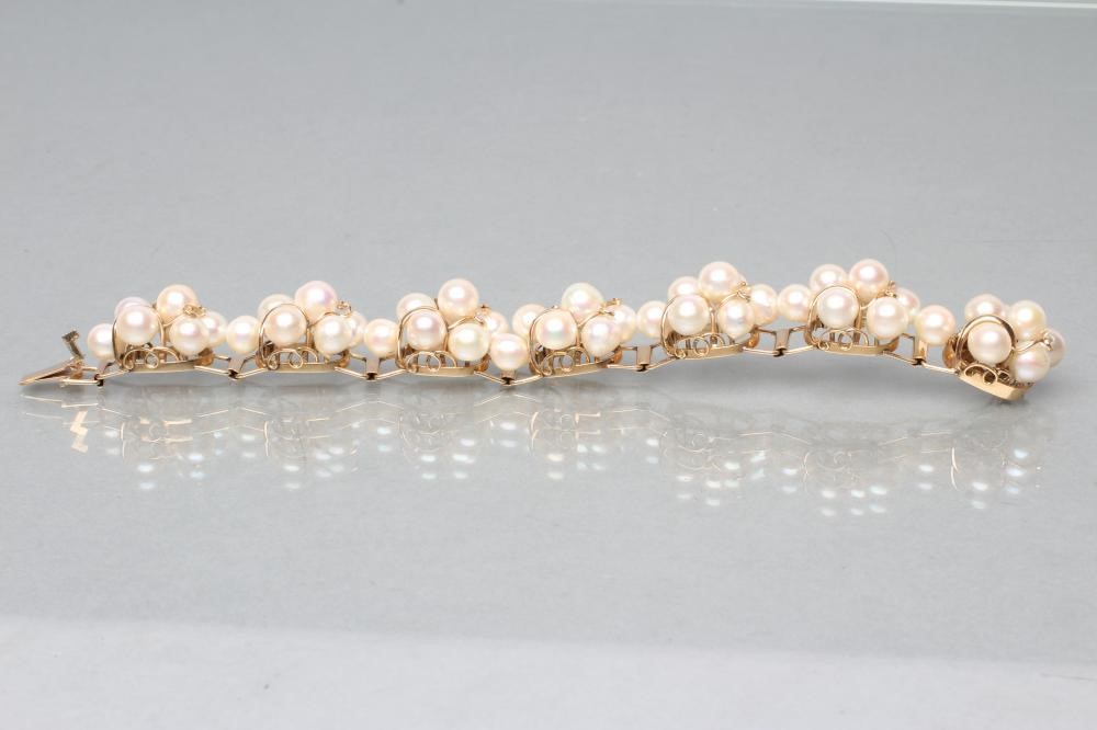A MODERN CULTURED PEARL BRACELET Image