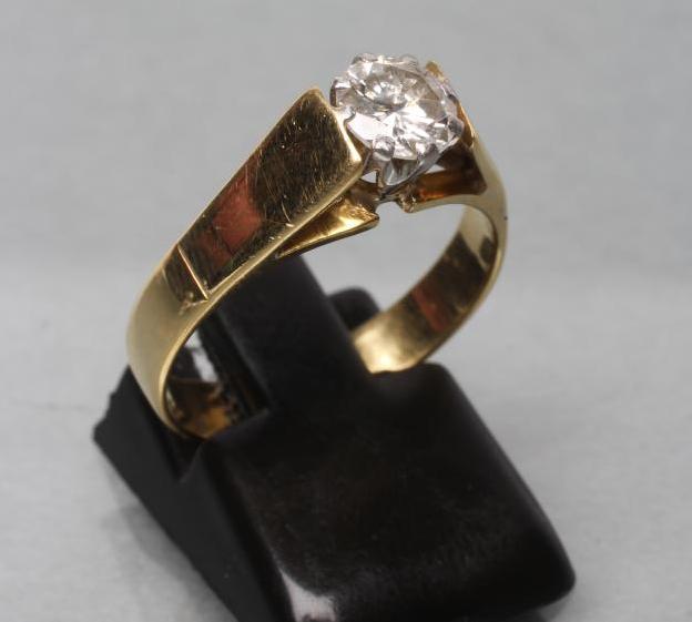 A SOLITAIRE DIAMOND RING Image