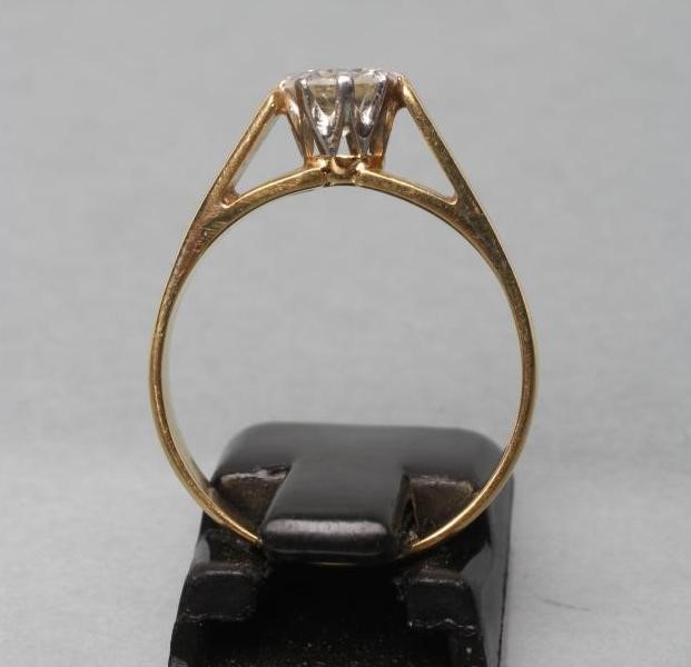 A SOLITAIRE DIAMOND RING Image