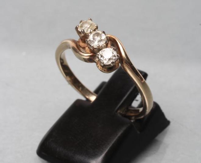 A THREE STONE DIAMOND CROSSOVER RING Image