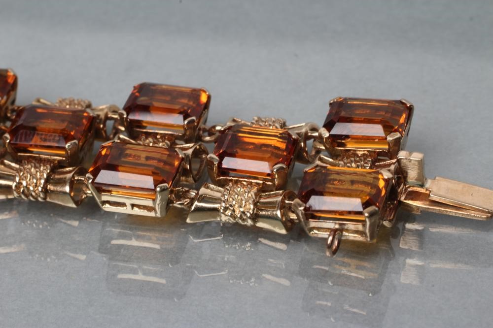 A 9CT GOLD AND CITRINE BRACELET Image