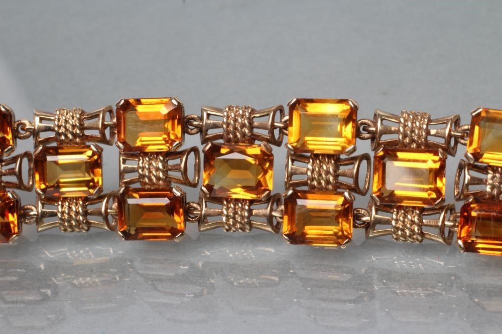 A 9CT GOLD AND CITRINE BRACELET Image