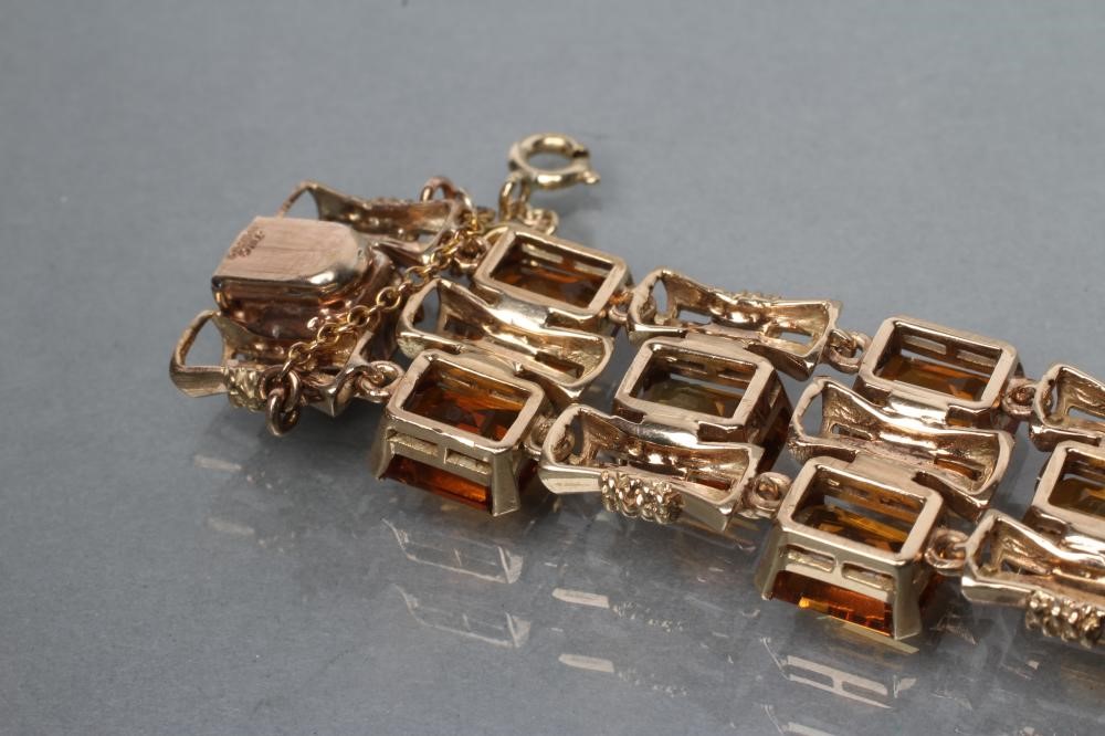 A 9CT GOLD AND CITRINE BRACELET Image