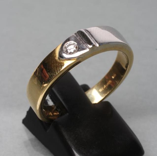 A GENTLEMAN'S 18CT BI-COLOUR GOLD WEDDING RING Image