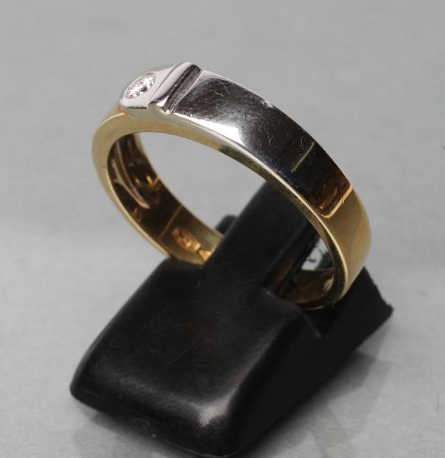 A GENTLEMAN'S 18CT BI-COLOUR GOLD WEDDING RING Image