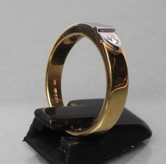 A GENTLEMAN'S 18CT BI-COLOUR GOLD WEDDING RING Image