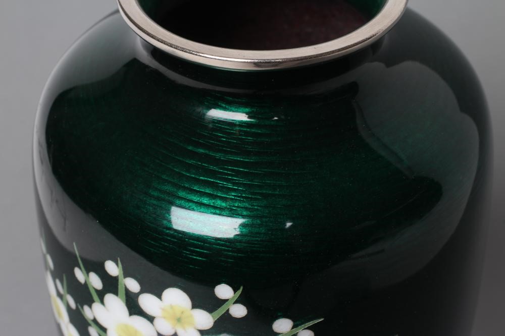 A JAPANESE ANDO GINBARI ENAMEL VASE of rounded cylindrical form inlaid in shades of pink Image