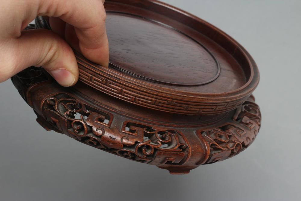 A CHINESE PORCELAIN JAR AND COVER of ovoid form Image