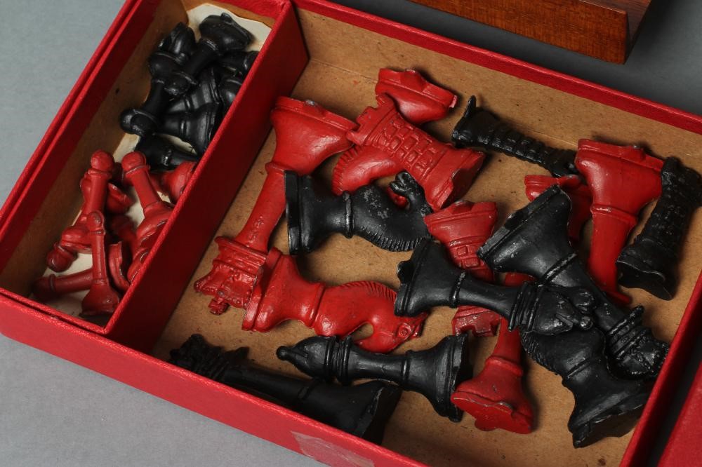 AN EDWARDIAN JAQUES OF LONDON TRAVELLING CHESS SET Image