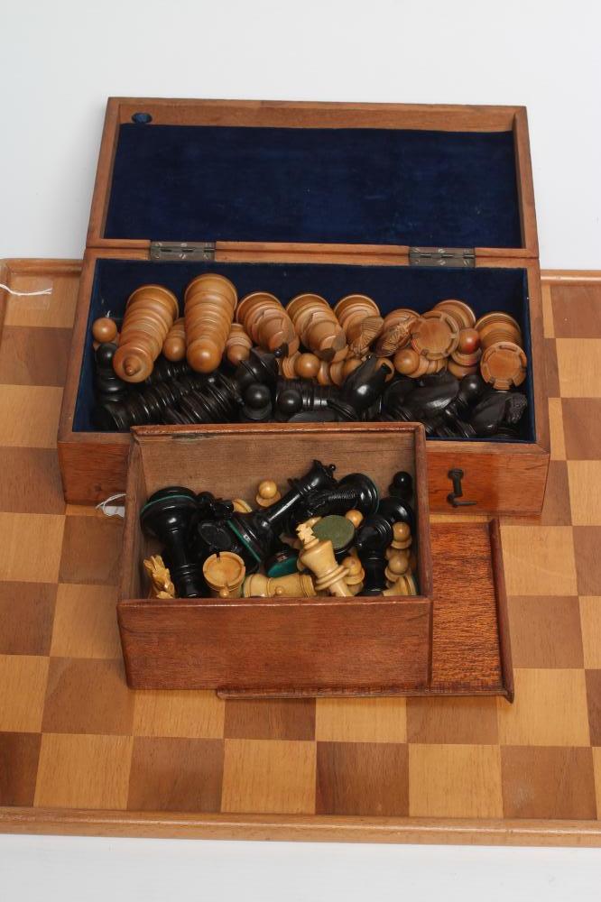 A TURNED WOOD CHESS SET in box and hardwood Image
