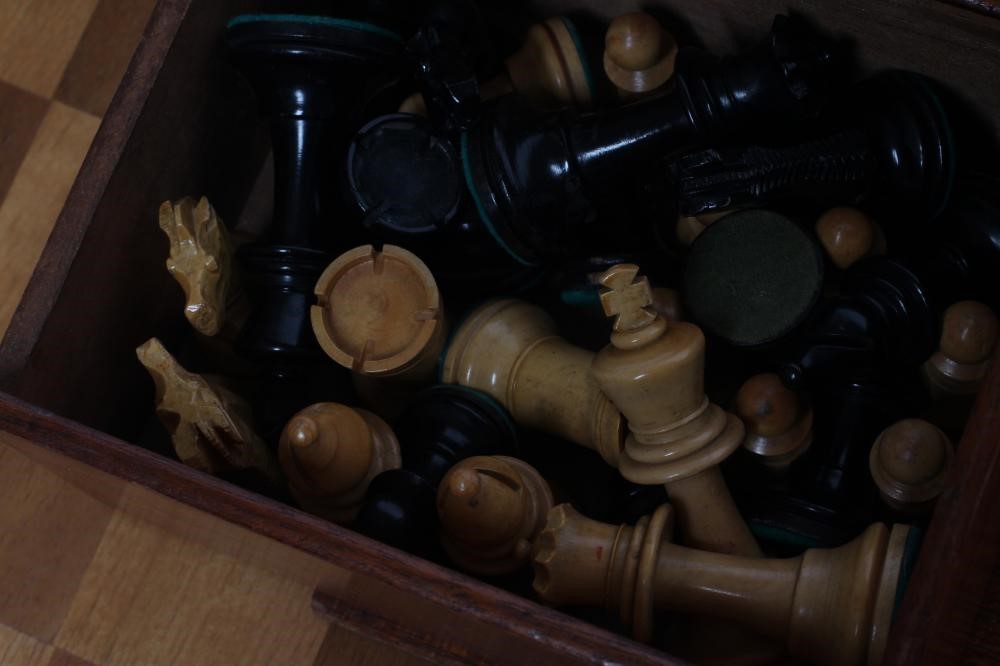 A TURNED WOOD CHESS SET in box and hardwood Image