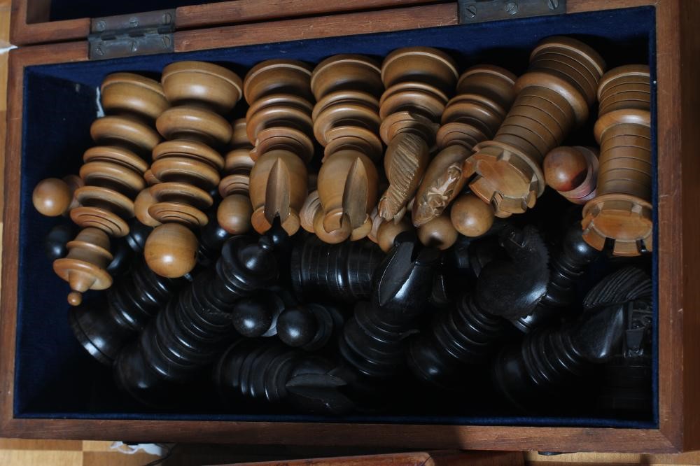 A TURNED WOOD CHESS SET in box and hardwood Image