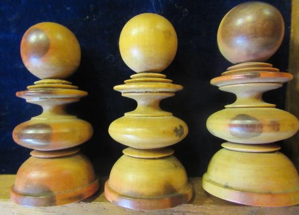 A TURNED WOOD CHESS SET in box and hardwood Image