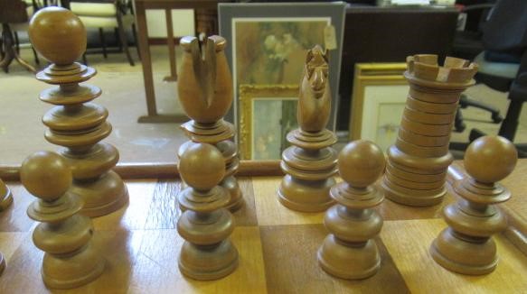 A TURNED WOOD CHESS SET in box and hardwood Image