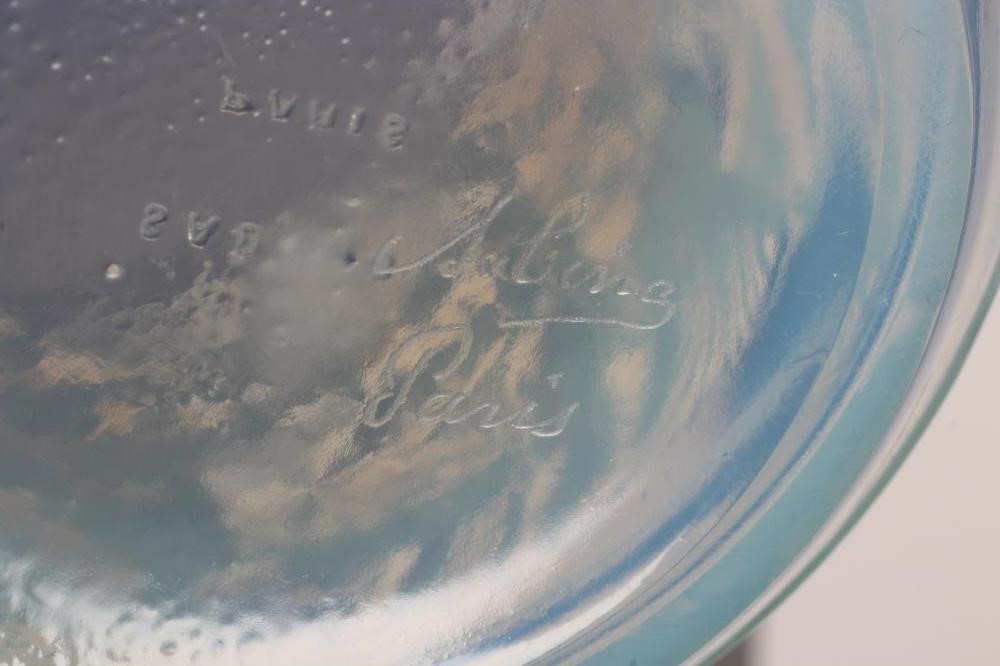 AN ART DECO SABINO BLUE OPALESCENT GLASS VASE Image