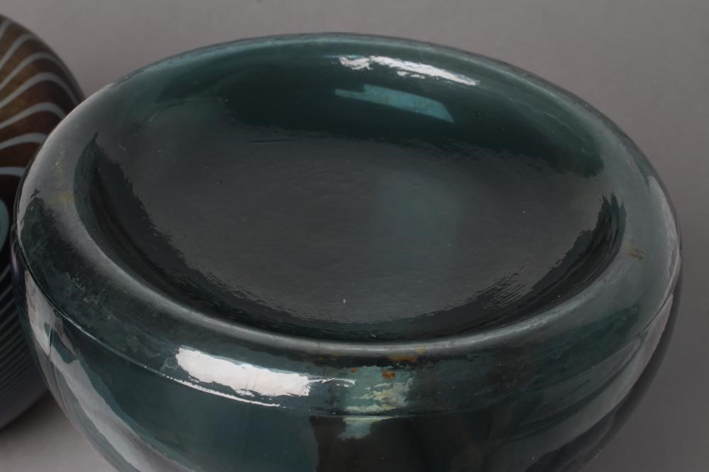 DAVID WALLACE - a peacock iridescent glass vase with swirled lines Image